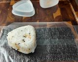 A picture of step 4 of Yuzu Salmon Onigiri.