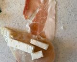 Feta-val töltött, bacon-be csavart csirkemell recept fázis 2 fotója