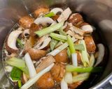 A picture of step 1 of Mushroom Broth.