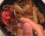 รูปขั้นตอนการทำที่ 8 ของ ข้าวหน้าเนื้อตุ๋นญี่ปุ่น (กิวด้ง)  牛丼 Gyūdon | Japanese Beef Blow
