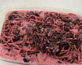 Foto del paso 3 de la receta: Budín de hojas de betarraga con tallarines rojos