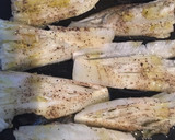 Foto del paso 2 de la receta: Troncos de lechuga con pimienta a la plancha y lomo de cerdo ahumado adobado con salsa de queso azul