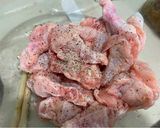A picture of step 1 of Japanese yakitori-style seasoned chicken wings.
