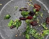 A picture of step 3 of Left over idli upma.