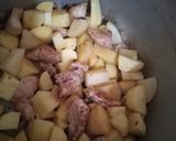 صورة لخطوة 3 من وصفة بطاطس بالفراخ والصلصة مع رز وسلطه