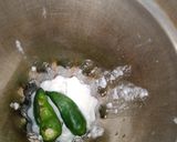 A picture of step 2 of Aloo matter chicken shorba.