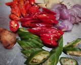 Foto langkah ke 2 dari resep Tumis Pedas Udang Cumi Asap.