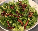 Une image de l'étape 6 de Frisée aux lardons et pignons de pin sauce balsamique.