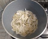 صورة لخطوة 3 من وصفة أرز بالبطاطا والفطر 👌