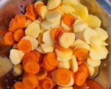 Savanyú krumplileves kolbásszal, és tojással recept fázis 1 fotója