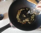 Foto del paso 2 de la receta: Merluza austral con espaguetis y ostiones al ajillo con cebollín y cilantro. 