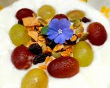 Hình bước làm 2 của món Granola sữa chua nho