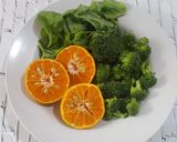 Foto langkah ke 1 dari resep Jus Brokoli, bayam dan jeruk manis.
