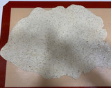 Foto del paso 2 de la receta: Pizza fit rápida, fina y crujiente, con base de yogur