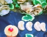A picture of step 3 of Orange cup cakes with orange flowers decorate.