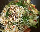 Foto langkah ke 4 dari resep 42. Cah Kangkung Kecambah Pedas.