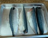 A picture of step 2 of Salt-Grilled Saba with frying pan.