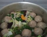 Foto langkah ke 4 dari resep Sup Bakso Enoki.