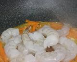 รูปขั้นตอนการทำที่ 3 ของ สปาเก็ตตี้ผัดกุ้งและเห็ด