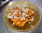 Une image de l'étape 5 de Salade composée de melon à la mortadelle, feta, mozzarella tressée, origan et crème de balsamique.