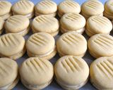 A picture of step 6 of Melting Moments with Passion fruit Cream.