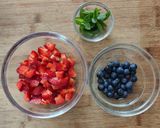 Foto del passaggio 5 della ricetta Meringata ai frutti misti