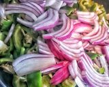 Foto del passaggio 2 della ricetta Pasticcio di zucchine metro peperoni e uova