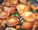 Foto del paso 4 de la receta: Rovellons con espinacas, a la catalana