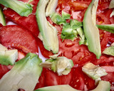 Foto del paso 1 de la receta: Ensalada de tomate rosa con tartar de algas y aguacate