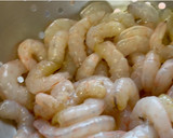 Foto del paso 3 de la receta: Fideos chinos con gambas y salsa de espinacas y coco