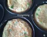 Foto langkah ke 4 dari resep Omelete Nasi Daun Bawang (bekal Anak).
