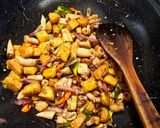 Foto langkah ke 7 dari resep Tumis Cumi Asin dan Tempe.
