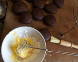 Foto del paso 3 de la receta: Galletas mágicas de chocolate con relleno de vainilla y glaseado de naranjas