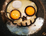 Foto del paso 2 de la receta: Calavera de huevos Halloween 🍳💀🍳