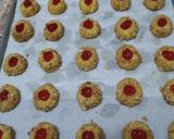 Foto langkah ke 4 dari resep Strawberry Thumbprint Cookies.