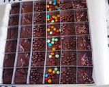 Foto langkah ke 6 dari resep Candy Brownies sekat.