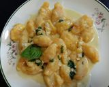 Foto del paso 4 de la receta: Ñoquis de zapallo con crema de albahaca y ajo