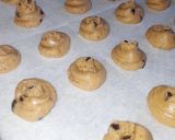 Foto langkah ke 5 dari resep Mini Choco Chips Cookies.