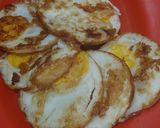 Foto langkah ke 2 dari resep Telur Ceplok Oseng Kecap Pedas Manis.