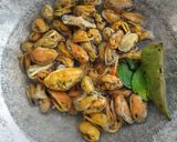 Foto langkah ke 1 dari resep Tumis Kerang Saus Tiram.