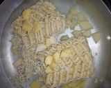 A picture of step 1 of Omelette indomie noodle.