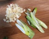 Hình bước làm 1 của món Taco bò với lá xà lách