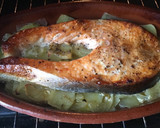 Foto del paso 2 de la receta: Salmón con patatas a lo pobre al horno