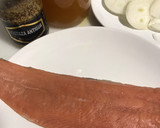 Foto del paso 1 de la receta: Salmón salvaje marinado, a las brasas, con cebolla en paquetito
