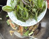A picture of step 5 of Stir-fry mussels with ginger and basil.