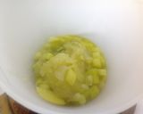Foto del passaggio 5 della ricetta Spaghetti al nero di seppia su crema di asparagi e orata