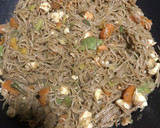 Foto del paso 7 de la receta: Fideos chinos integrales con langostinos
