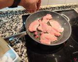 Foto del paso 4 de la receta: Pechuga de pavo con vino blanco, pasas y uva