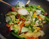 รูปขั้นตอนการทำที่ 3 ของ ผัดผักรวมไก่