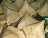 आलू मटर समोसा (Aloo Matar samosa recipe in Hindi) रेसिपी चरण 6 फोटो